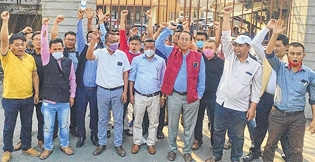 Contractors demand pendin Contractors demand pendin