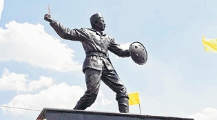 CM unveils statue of Nira CM unveils statue of Nira