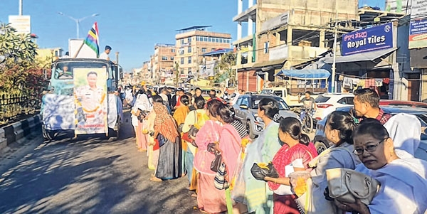 Manipur মণিপুর 02-11-023: এসডিপিওর মৃতদেহ সম্পূর্ণ সম্মানের সাথে সমাহিত, মোরেতে 12 দিনের ব্যবধানে 43 অভিবাসীকে চিহ্নিত, জঙ্গিরা কৃষকদের ওপর গুলি চালিয়েছে, কুকি-জো অধ্যুষিত এলাকায় মোট 48 ঘন্টা বন্ধ Manipur মণিপুর 02-11-023: এসডিপিওর মৃতদেহ সম্পূর্ণ সম্মানের সাথে সমাহিত, মোরেতে 12 দিনের ব্যবধানে 43 অভিবাসীকে চিহ্নিত, জঙ্গিরা কৃষকদের ওপর গুলি চালিয়েছে, কুকি-জো অধ্যুষিত এলাকায় মোট 48 ঘন্টা বন্ধ