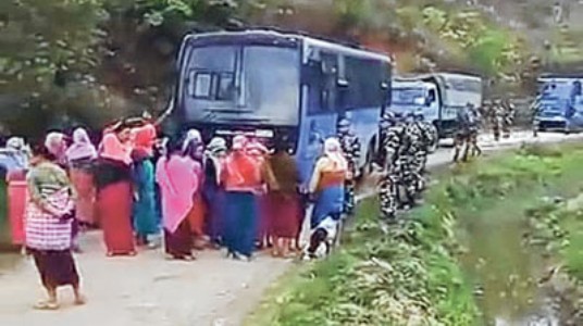 Womenfolk stop CRPF personnel from leaving