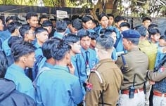Students march to Raj Bhavan, submit memo Students march to Raj Bhavan, submit memo