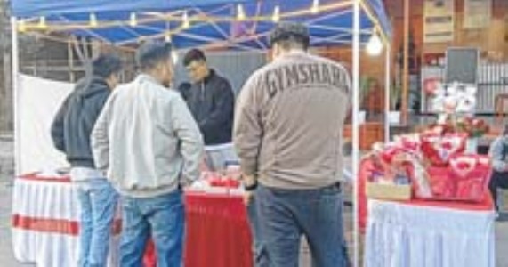 Valentine's Day: Gift stalls line up major streets