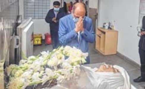 Khemchand doffs hat, offers floral tribute