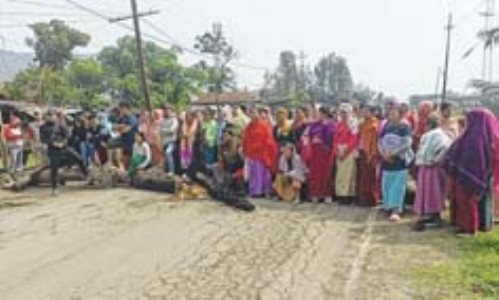 Decrying arrest, locals block Imp-Ukl road