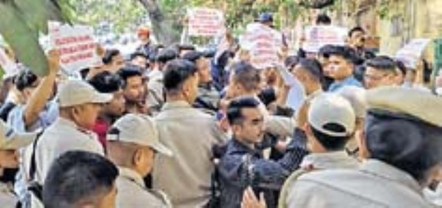 Sub-standard paper used in printing text books DESAM takes protest to BOSEM office