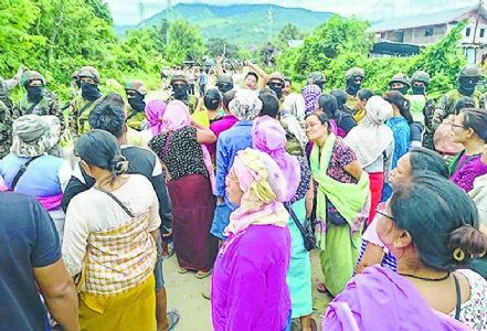 Army fails to secure road for school students Kukis block students for second day on the trot
